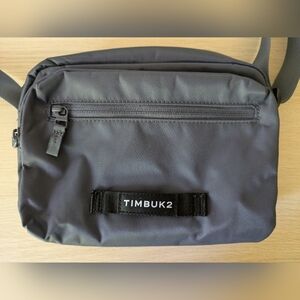 Timbuk2 Crossbody bag+ Uniqlo water bottle bag